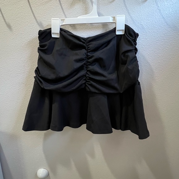 SHEIN Dresses & Skirts - Shein black double layered skirt ruched top of skirt and flared bottom size M.